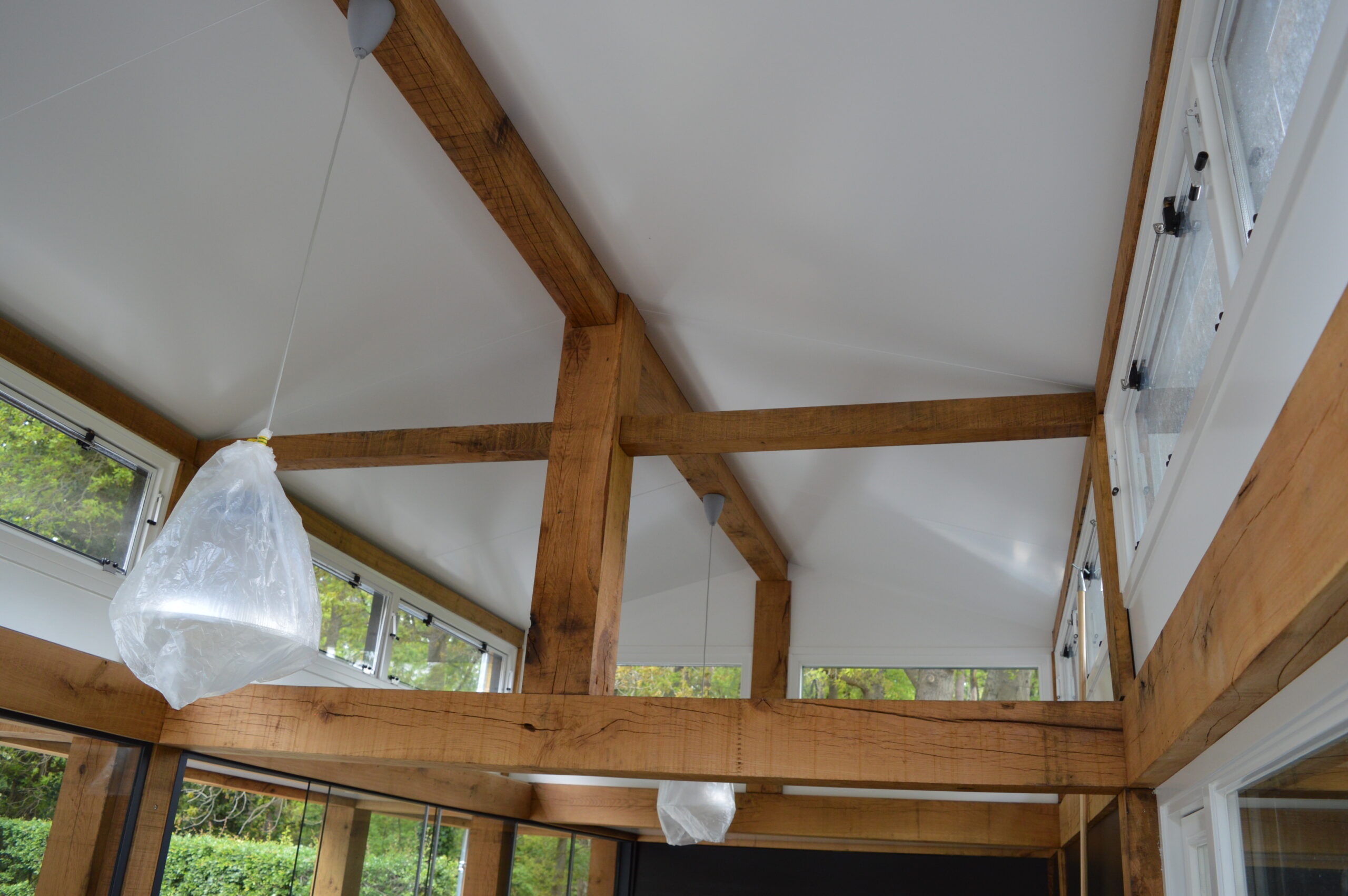 Houten tuinkamer die binnen en buiten naadloos met elkaar verbindt.