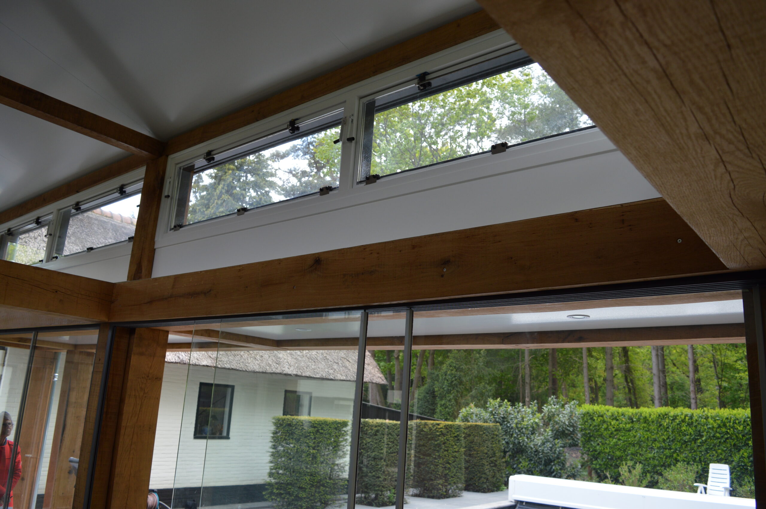 Houten tuinkamer die binnen en buiten naadloos met elkaar verbindt.