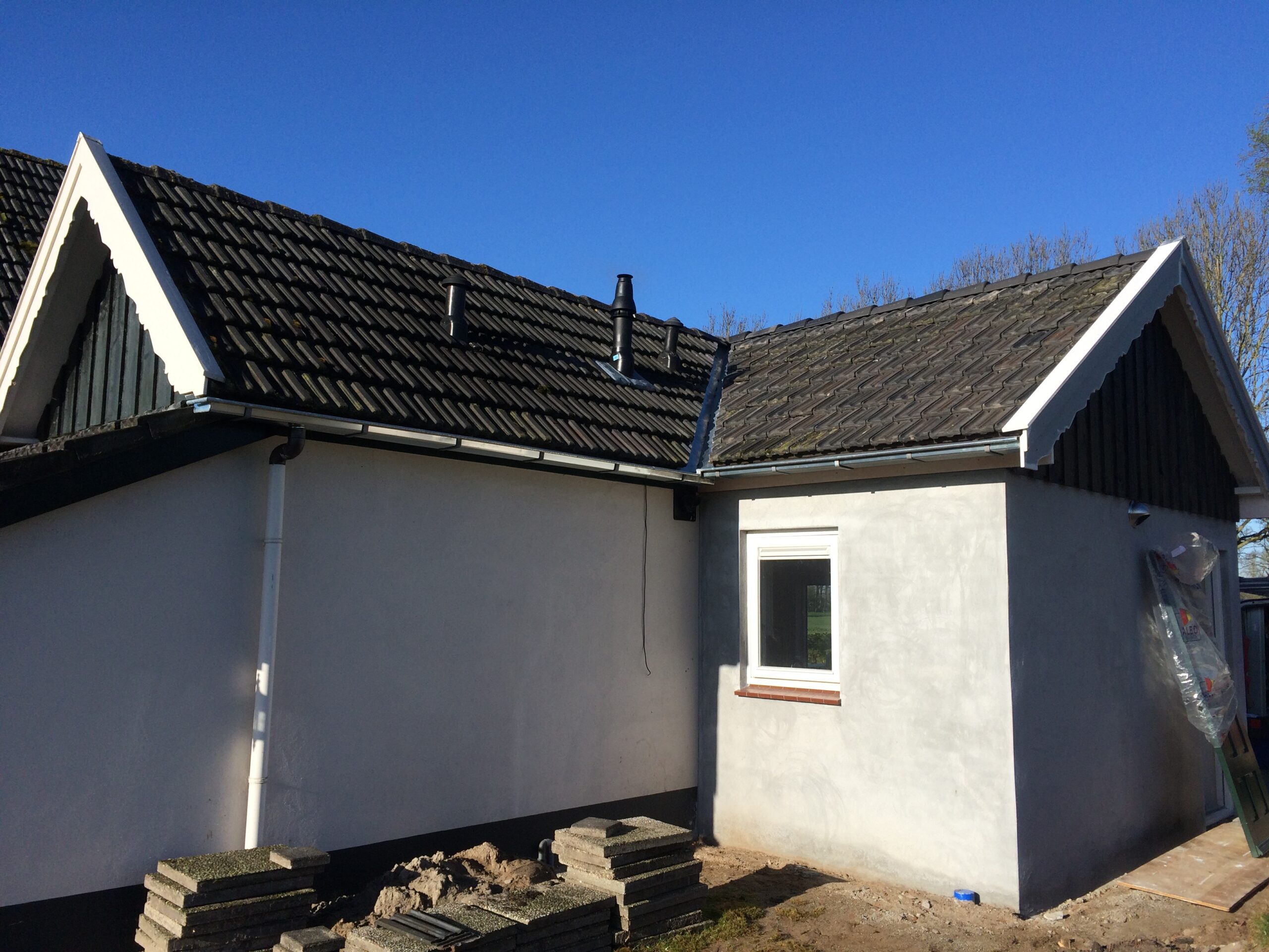 Nieuwe uitbouw met woonkeuken aan woning in Emst.