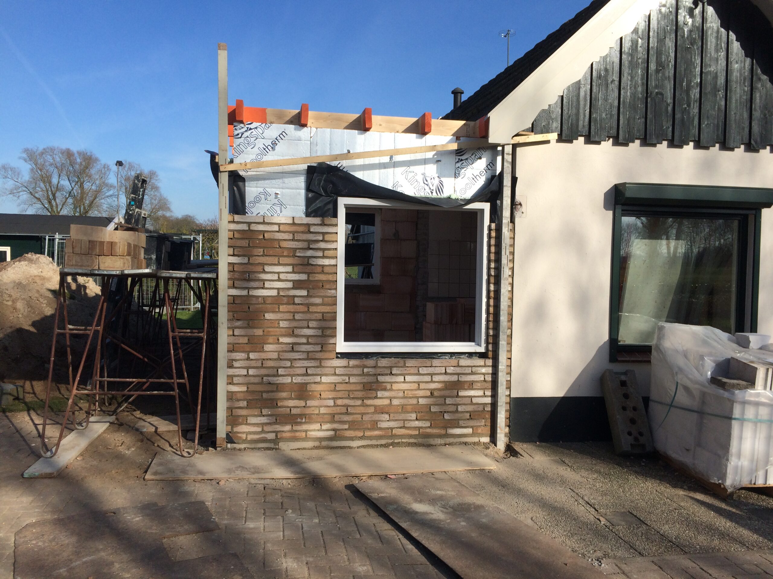 Gemoderniseerde woning met comfortabele woonvoorzieningen.