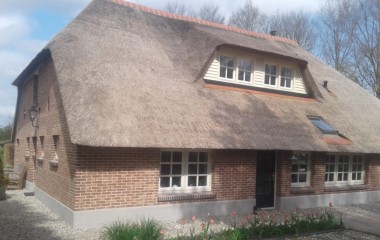 Gevelrenovatie van een boerderij in Zwolle met behoud van authentieke details.