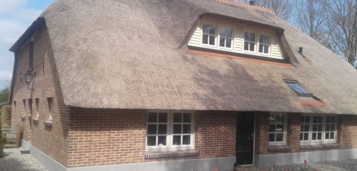 Gevelrenovatie van een boerderij in Zwolle met behoud van authentieke details.