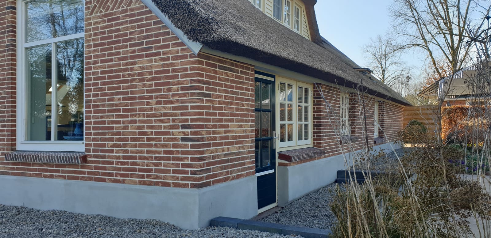 Ambachtelijk gevelherstel aan een karakteristieke boerderij.