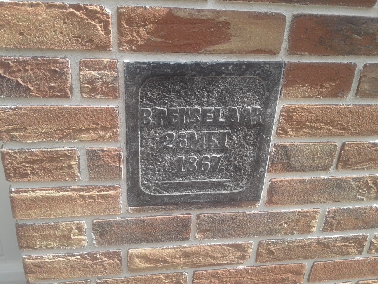 Ambachtelijk gevelherstel aan een karakteristieke boerderij.