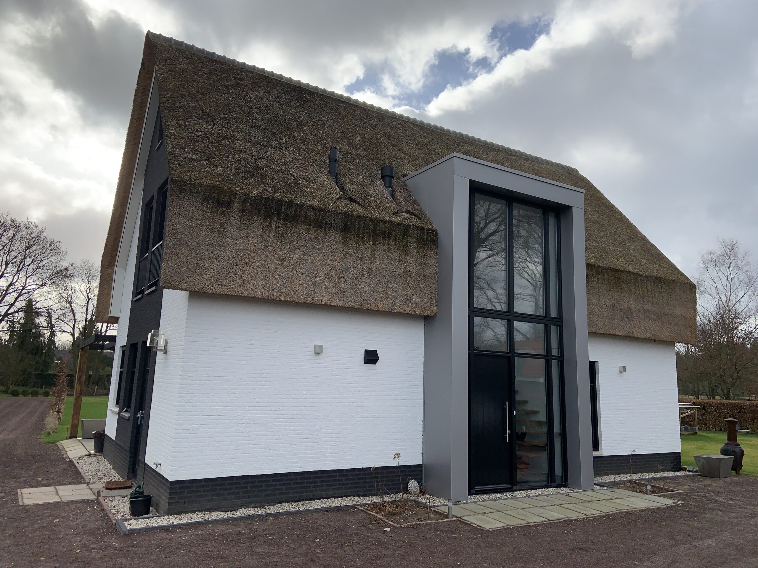 Vrijstaande woning met karakteristiek rieten dak.